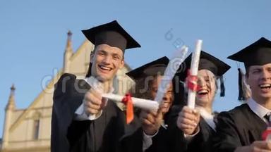 毕业典礼：五个朋友<strong>捧</strong>出文凭，微笑面对镜头。